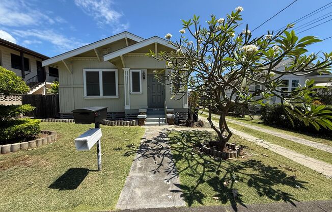 Classic 4 bdrm, 2 bath Lower Manoa Charm!