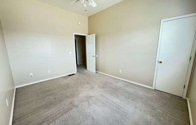 2 beds, 1.5 baths, 899 sqft, $820