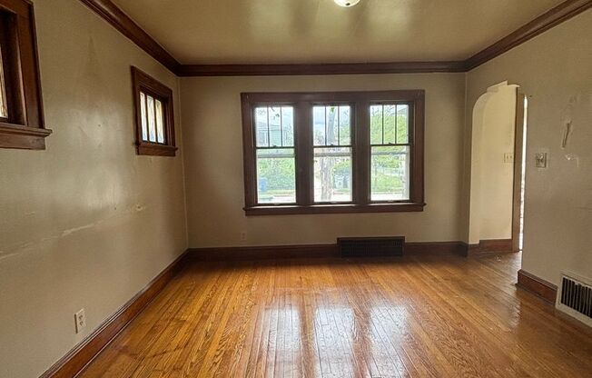 AFFORDABLE 3BR SINGLE FAMILY HOME, PARKING, YARD, BASEMENT!