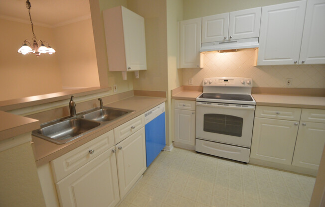 TAMPA: 2 bed/ 2bath condo on 2nd floor in The Enclave