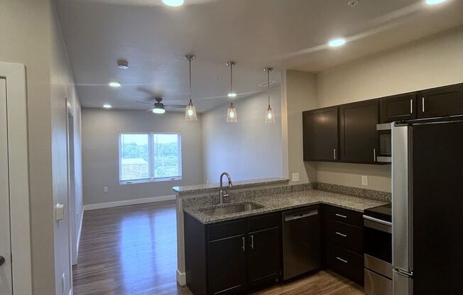 1 bed, 1 bath, 592 sqft, $1,300