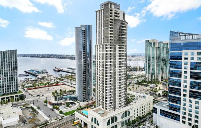 700 W E St