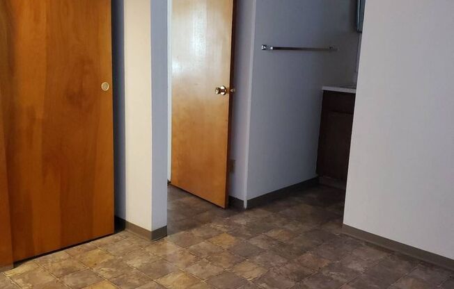 1 bed, 1 bath, 420 sqft, $585, Unit 8252