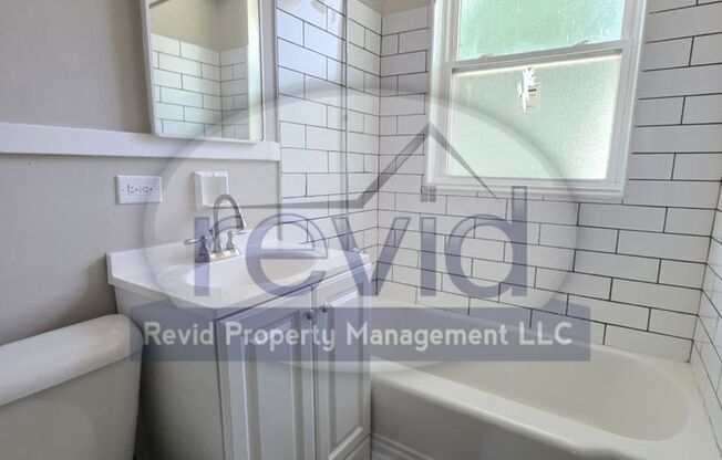 2 beds, 1 bath, 752 sqft, $995, Unit 1300-5