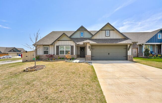 Beautiful Fully Furnished Home in Broken Arrow!