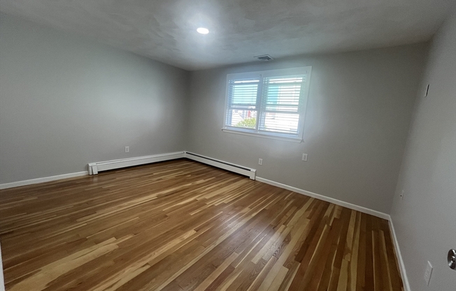 3 beds, 1 bath, $3,250, Unit 2