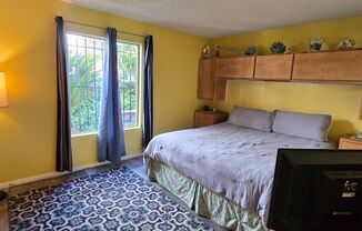 Enjoy coastal living in this fully furnished 1-bedroom, 1-bath condo in Pacific Beach, San Diego