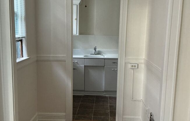 Studio, 1 bath, 325 sqft, $1,195, Unit 210
