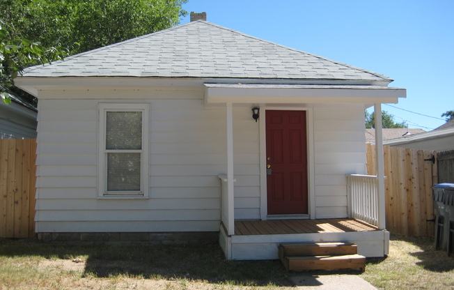 2 BEDROOM, 1 BATHROOM SINGLE FAMILY HOME CLOSE TO DOWNTOWN CHEYENNE