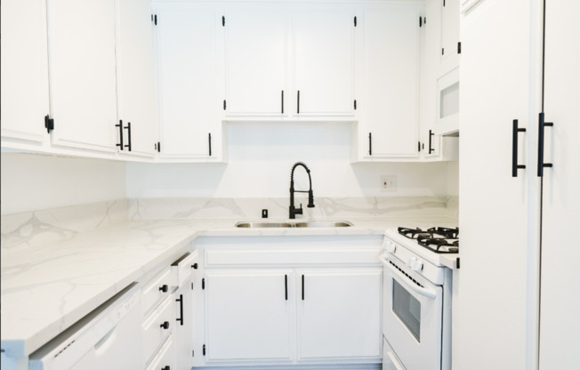 2 beds, 1 bath, 750 sqft, $1,998, Unit 113