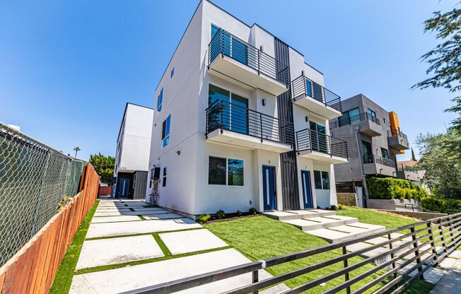 Contemporary 4-Bed, 4.5-Bath Townhome with Modern Finishes