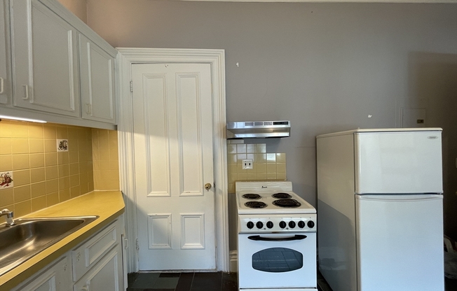 Studio, 1 bath, 400 sqft, $2,400, Unit 3B