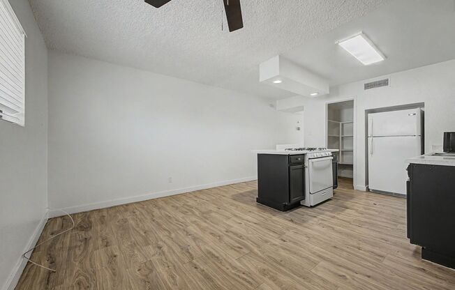 2 beds, 2 baths, 992 sqft, $1,595, Unit 24