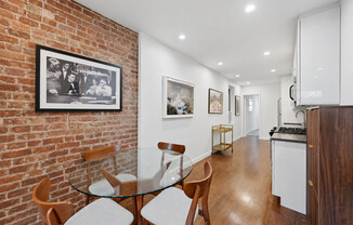 328 W 17 ST