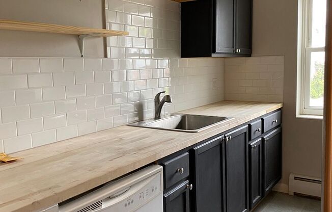 2 beds, 1.5 baths, 850 sqft, $1,850, Unit D04