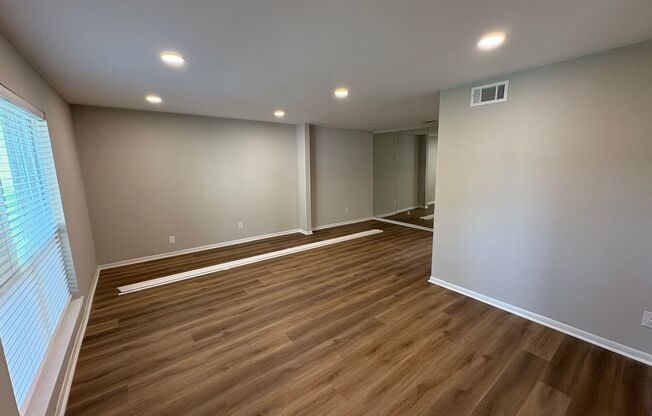 Newly Renovated 4 bed, 2.5 bath Townhome in Memorial Club