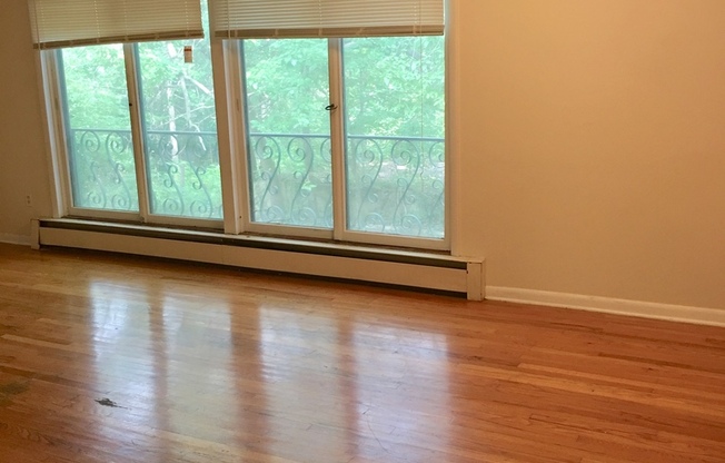 2 Bedroom Apartment Right off University Avenue!