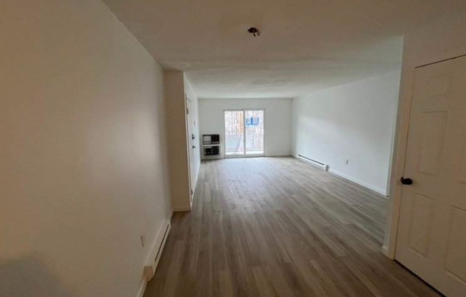 2 beds, 1 bath, 850 sqft, $2,350, Unit 38