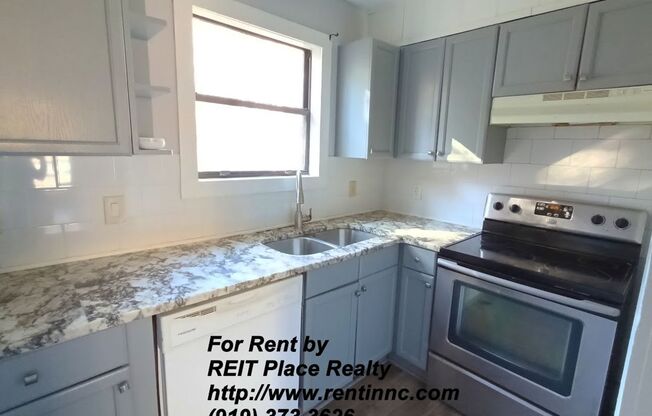 3 Bed 2 Bath w/ Master Bed downstairs near Crossroads Plaza, REI