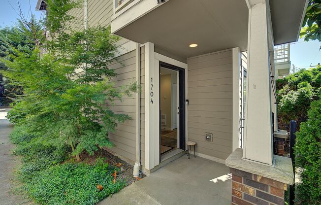 2bd/2.5ba Seattle Townhome