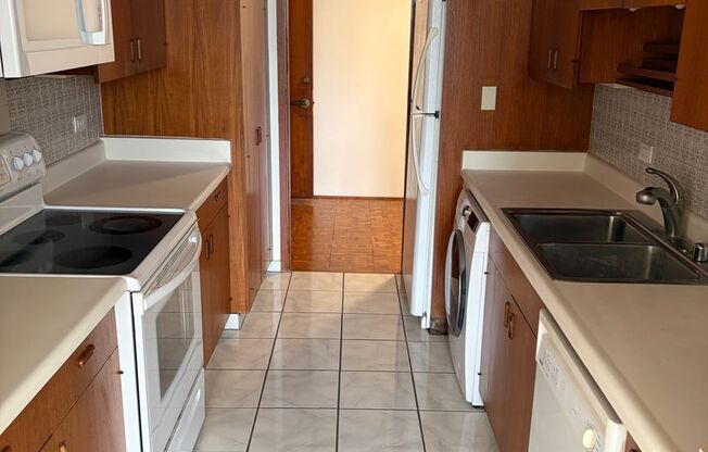 Luxury Kahala Condominium - 2bd/2ba/1pkg