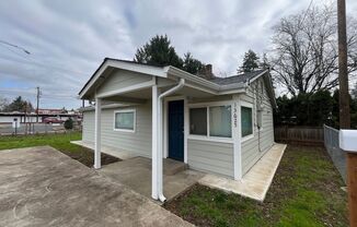 2 Bed 1 Bath home in Powellhurst-Gilbert! In Unit Laundry and Private yard!