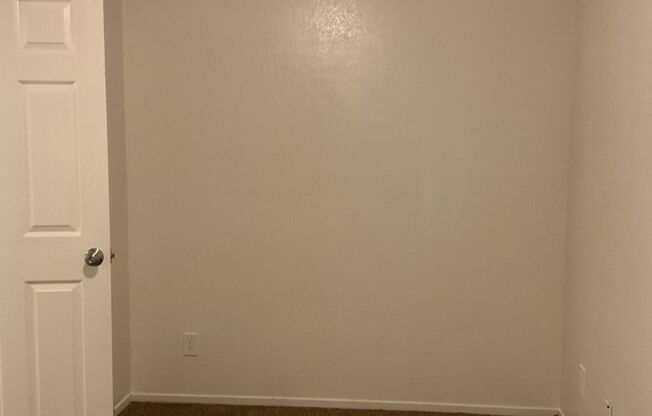 2 beds, 1 bath, 992 sqft, $1,250, Unit 4760-105