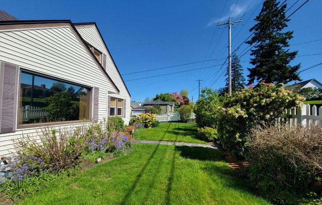 Fully Furnished 3 bedroom home in Manette - close to PSNS, ferries, schools and dining