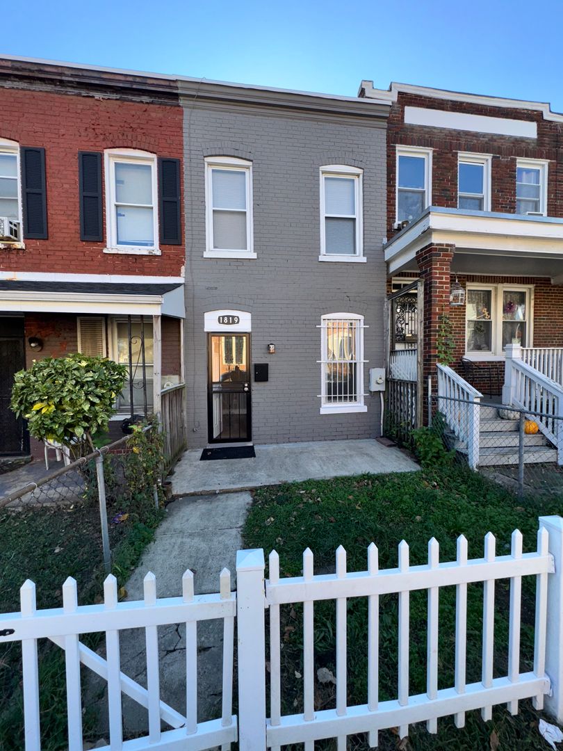 Charming 3BR Townhome Near Eastern Market with Private Yard and Prime DC Access