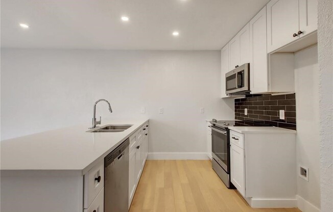 909 Reinli St