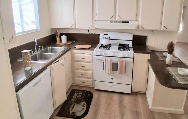 2 beds, 1 bath, 860 sqft, $3,295, Unit 014