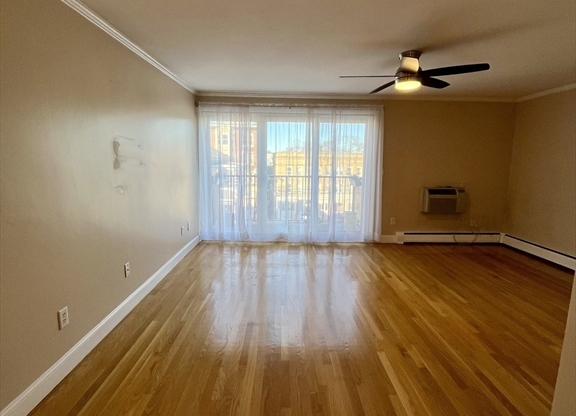 2 beds, 1 bath, 881 sqft, $2,500, Unit 3G