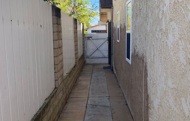 FOR LEASE East Ventura Studio w/private yard