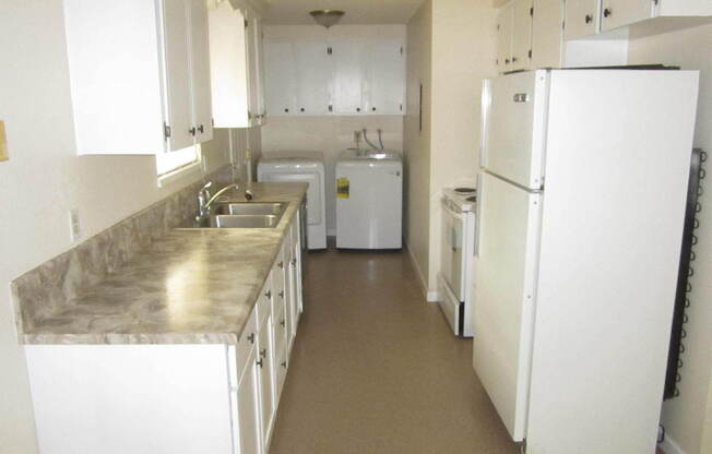 3 beds, 1 bath, 1,100 sqft, $1,550, Unit 1015