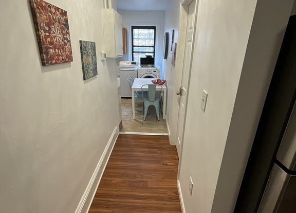 3 beds, 1 bath, 1,100 sqft, $4,700, Unit 2