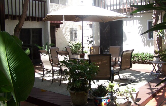 Pacific Beach -CONDO 2BR/1.5BA two story unit w/parking+coin laundry