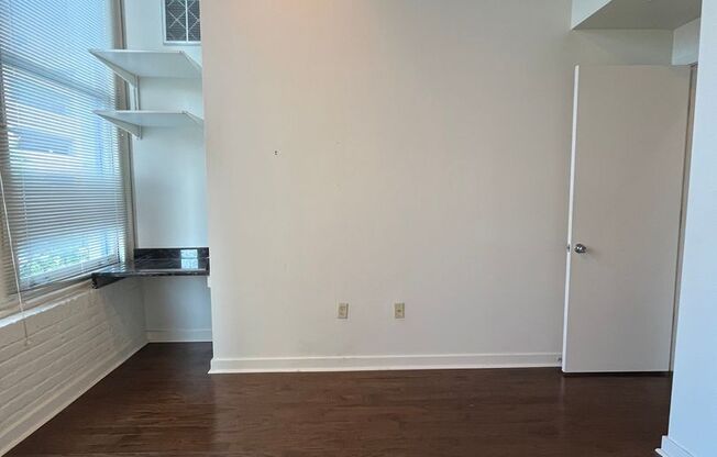 2 beds, 1 bath, $2,050, Unit #301