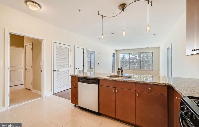 2027/2028 Off Campus Deluxe 2bd/2ba Charles Village condo w/ CAC & W/D in unit! Available 6/9/27