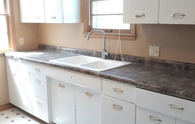 2 Bed/1 Bath Apt- Upper-level unit with Remodeled Bath - Available August 1st!