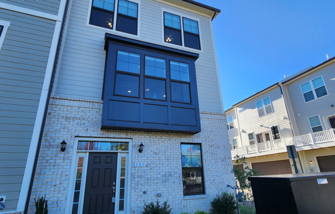 Downtown expansive luxury 3 level Townhome