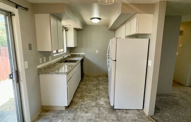 2 beds, 1 bath, $1,000, Unit Unit B