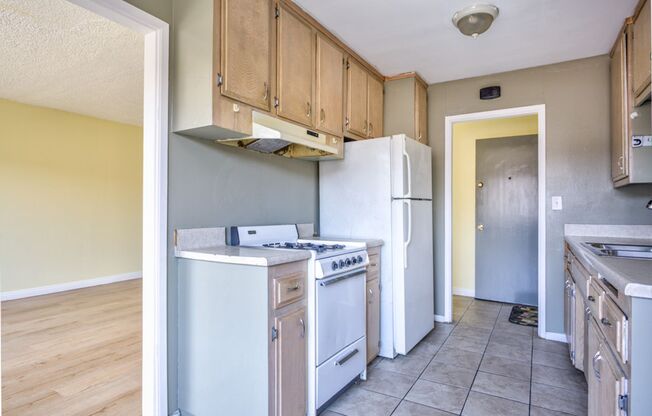 2 beds, 1 bath, $1,900, Unit # 15