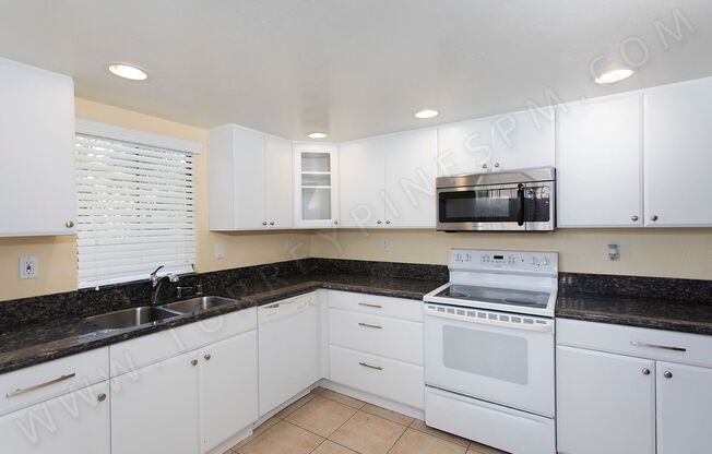 OPEN HOUSE: 9/20 10-11AM ~ 3BR Townhouse with Washer/Dryer and Parking