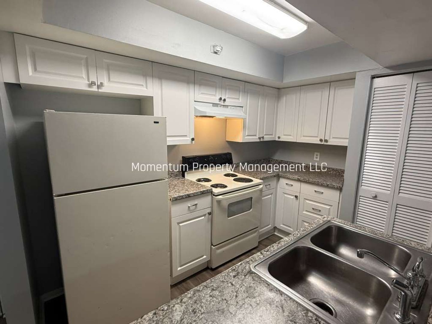 BEAUTIFUL REMODELED 3/2 IN CLEARWATER!! AVAILABLE FOR IMMEDIATE MOVE IN!!