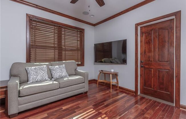 Luxury 1X1 East of Downtown