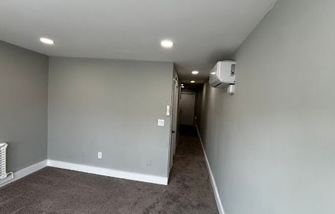 1 bed, 1 bath, 567 sqft, $1,300, Unit 607-4