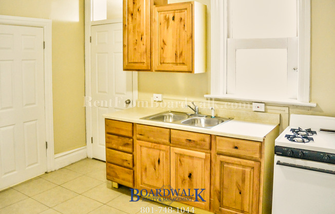 1 bed, 1 bath, 800 sqft, $1,095, Unit 218 W. 300 N. #2