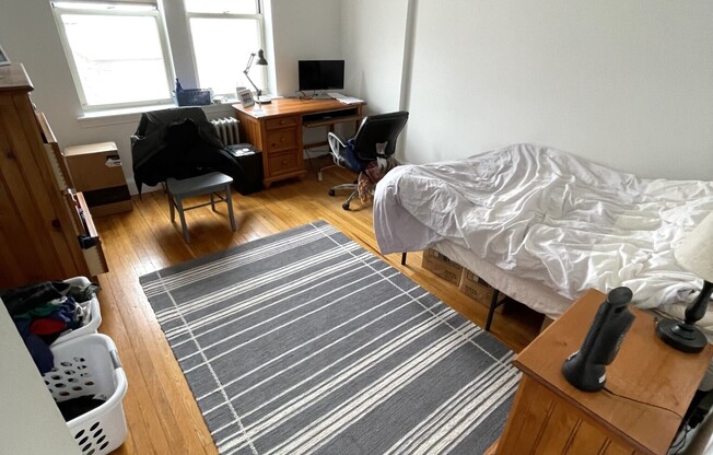 2 beds, 1 bath, $3,000, Unit 16