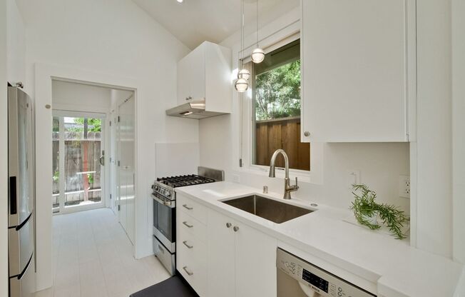 Beautiful 1 Bed 1 Bath Cottage in Highly Desirable Palo Alto Neighborhood!
