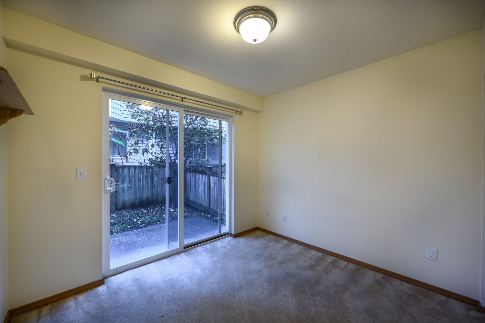 Well-maintained 3 bedrooms 2.5 bath townhouse located in the heart of Lake City/Northgate